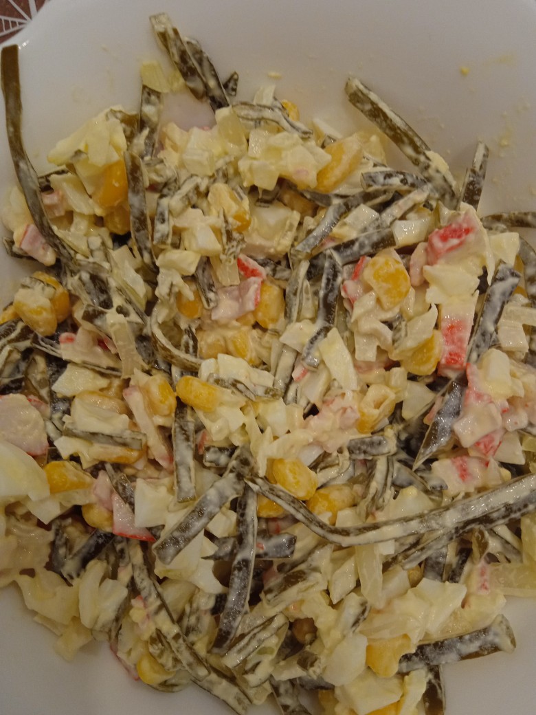 Салат с морской капустой и крабовыми палочками: рецепт | Меню недели