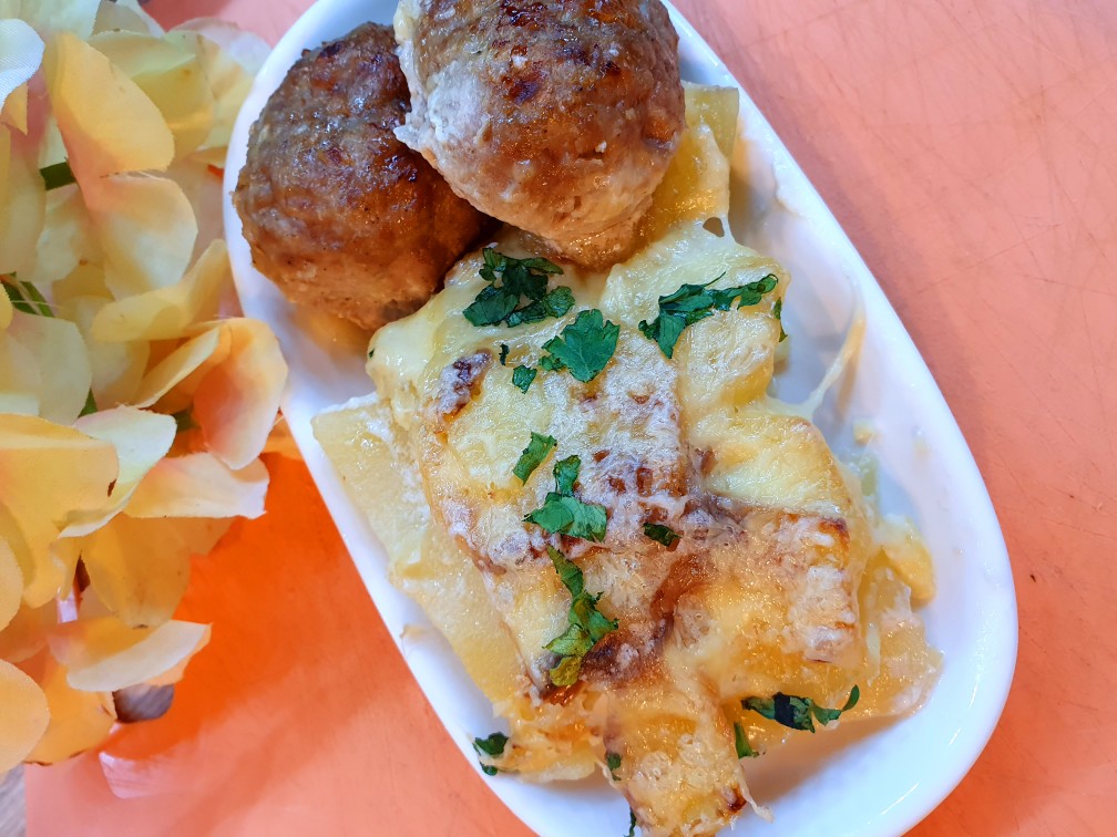 Сливочный картофель с котлетками в духовке