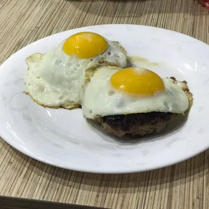 Бифштекс с яйцом