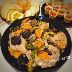 Свинина тушëная на луковой подушке 