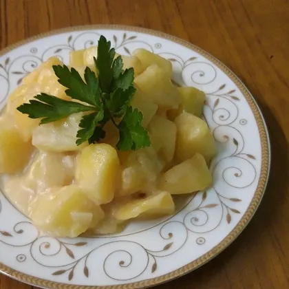 Картофель с яблоком и луком в сметанном соусе