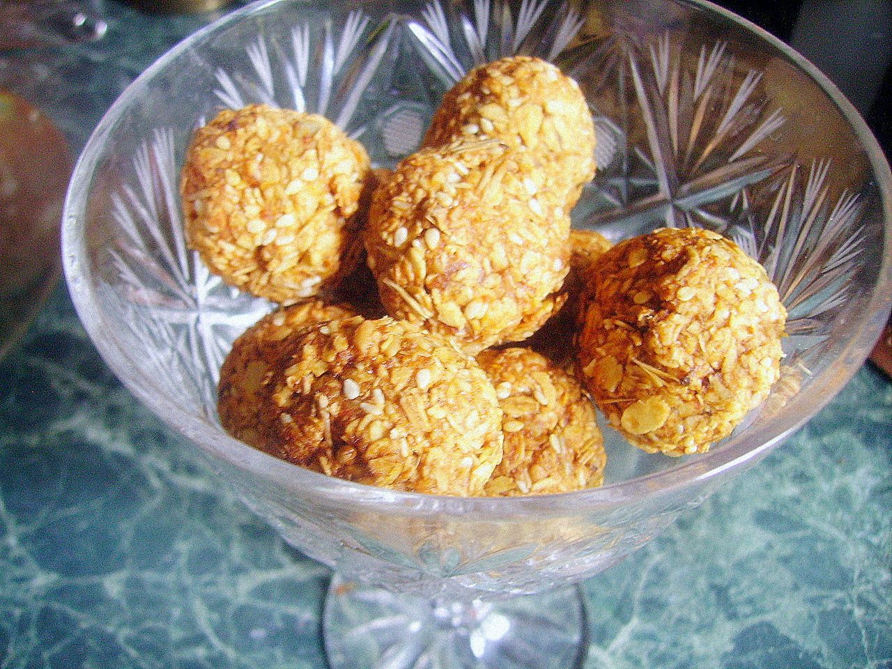 Полезные конфеты из овсяных хлопьев и орехов, можно кушать и в Пост - рецепт автора Olga