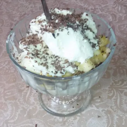 Мороженое с фруктами и шоколадной стружкой