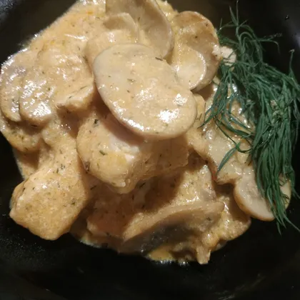 Куриное фрикасе с грибами в сметанным соусом