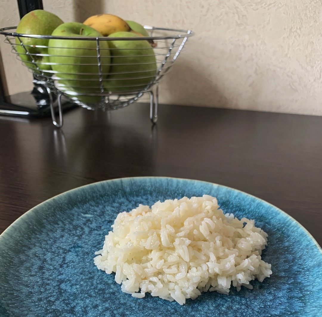 Рассыпчатый рис на сливочном масле на сковороде на гарнир