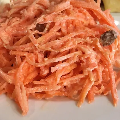 Салат из моркови с орехами и фруктами