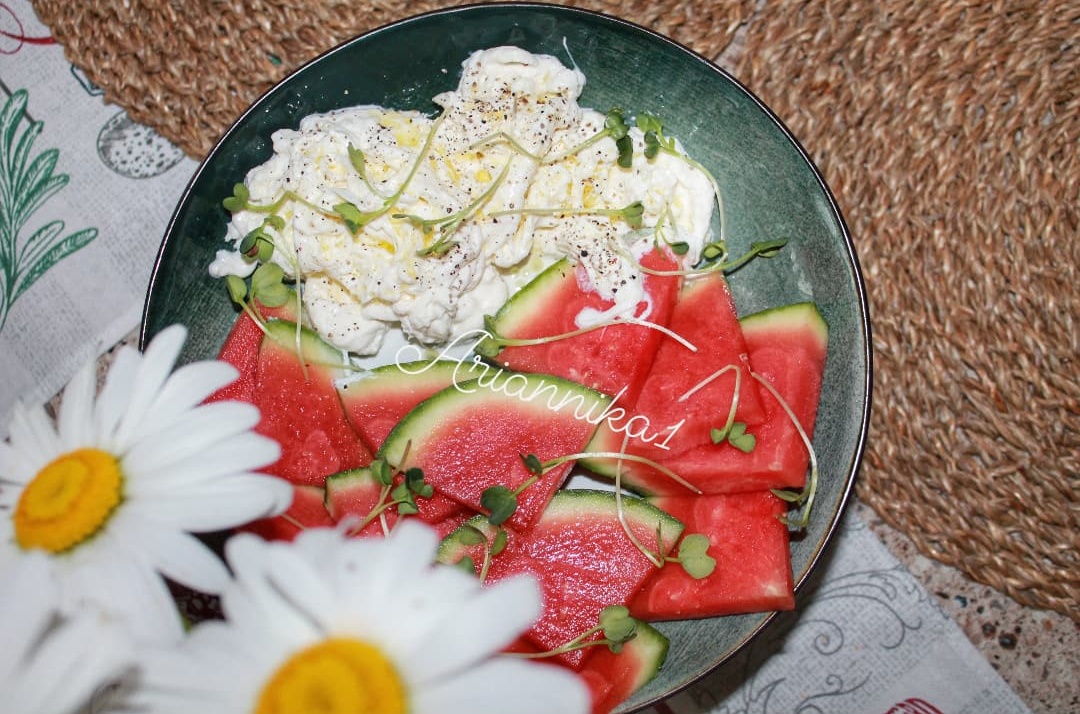Салат из арбуза с сыром страчателла