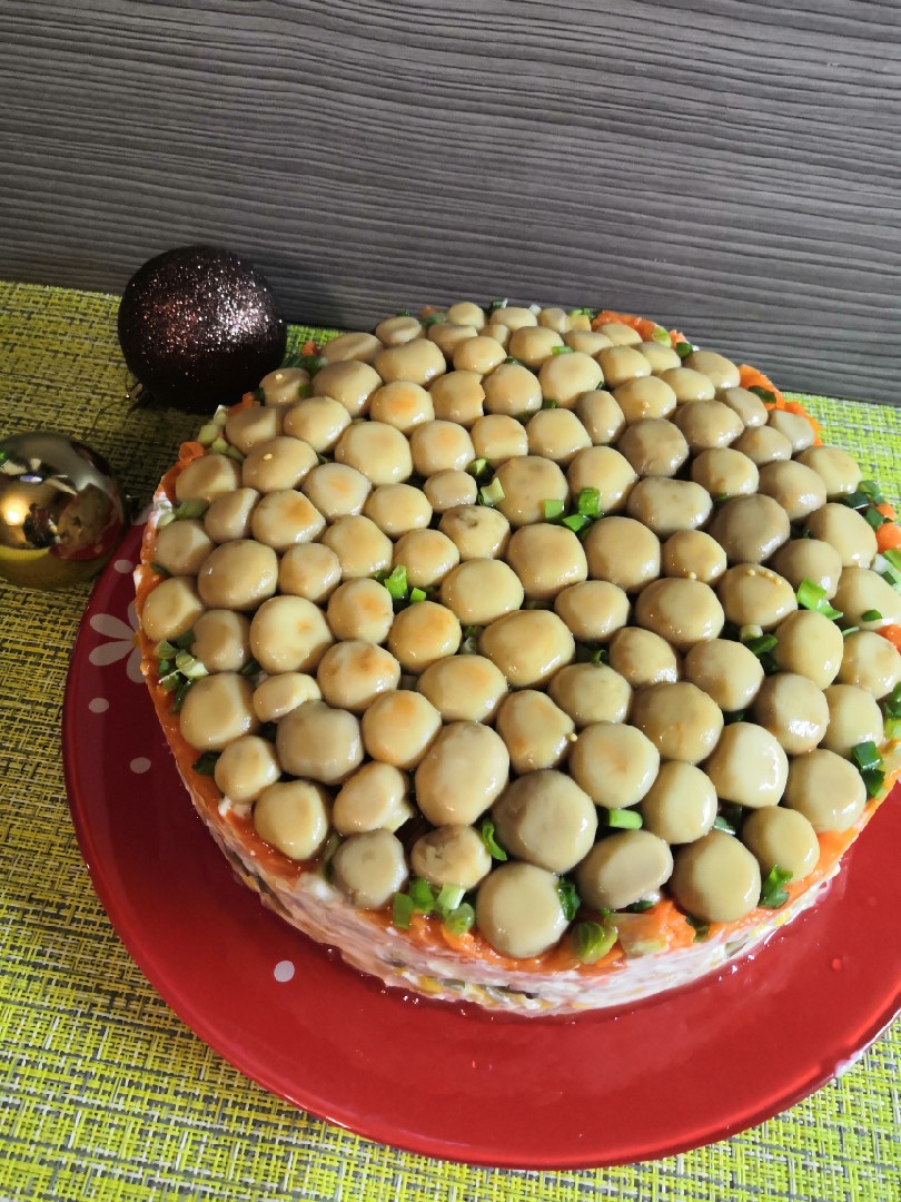 Торт салат с курицей и грибами