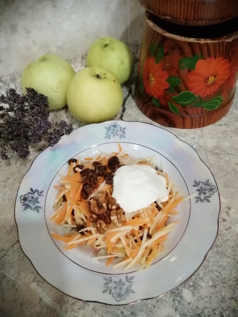 Салат на Спас с яблоками, мёдом и орехами