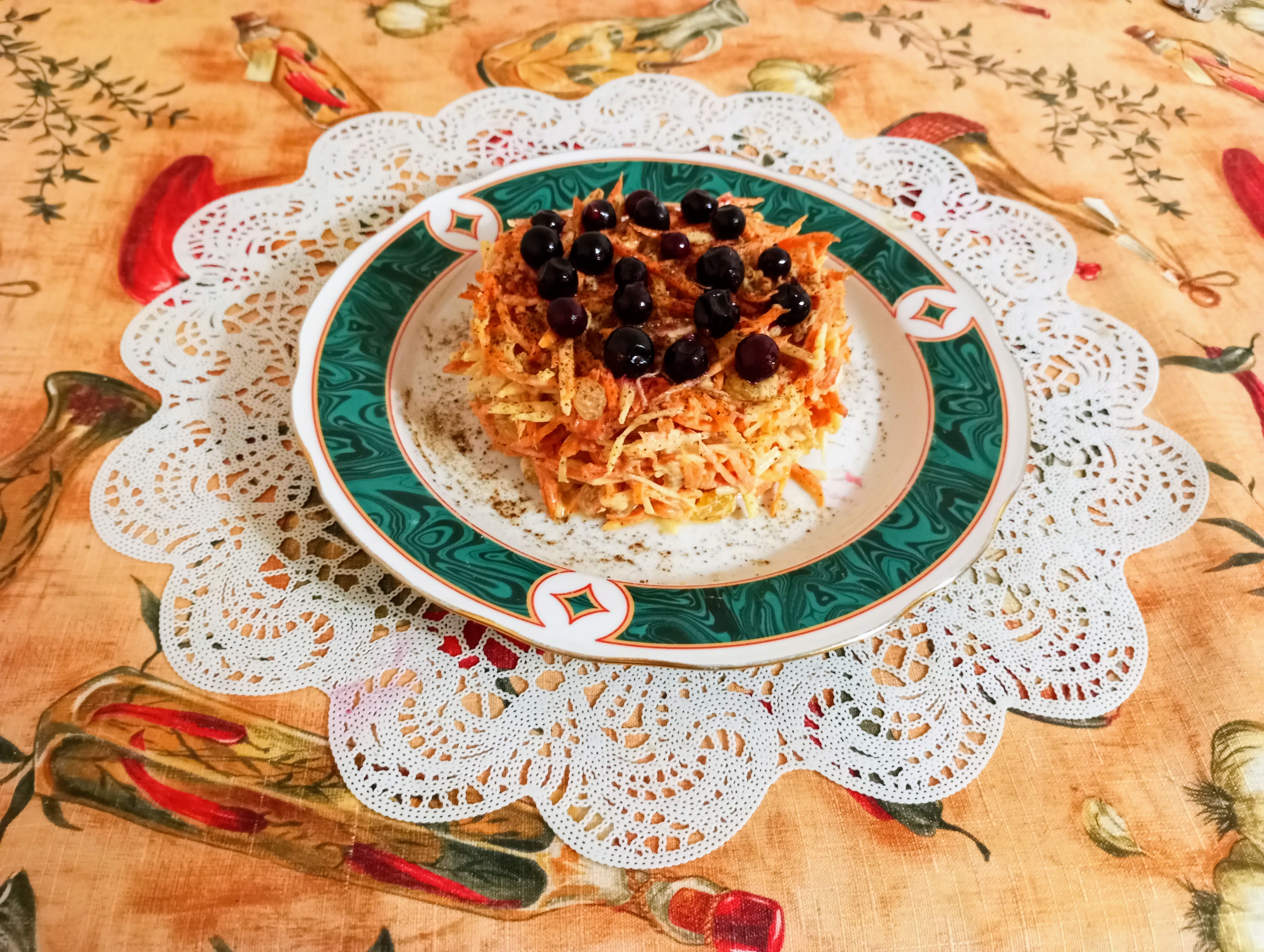 Салат  "Сказка" с морковью и яблоком