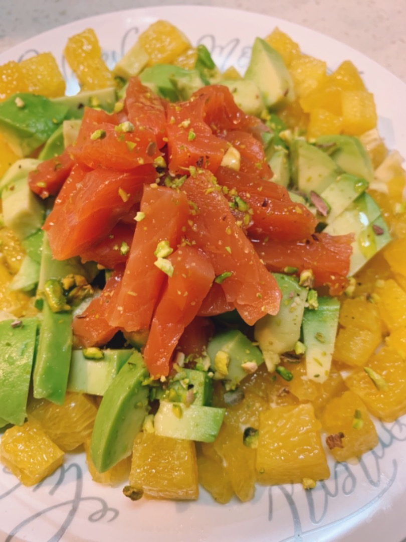 Салат с красной рыбой и апельсином — рецепт с фото пошагово