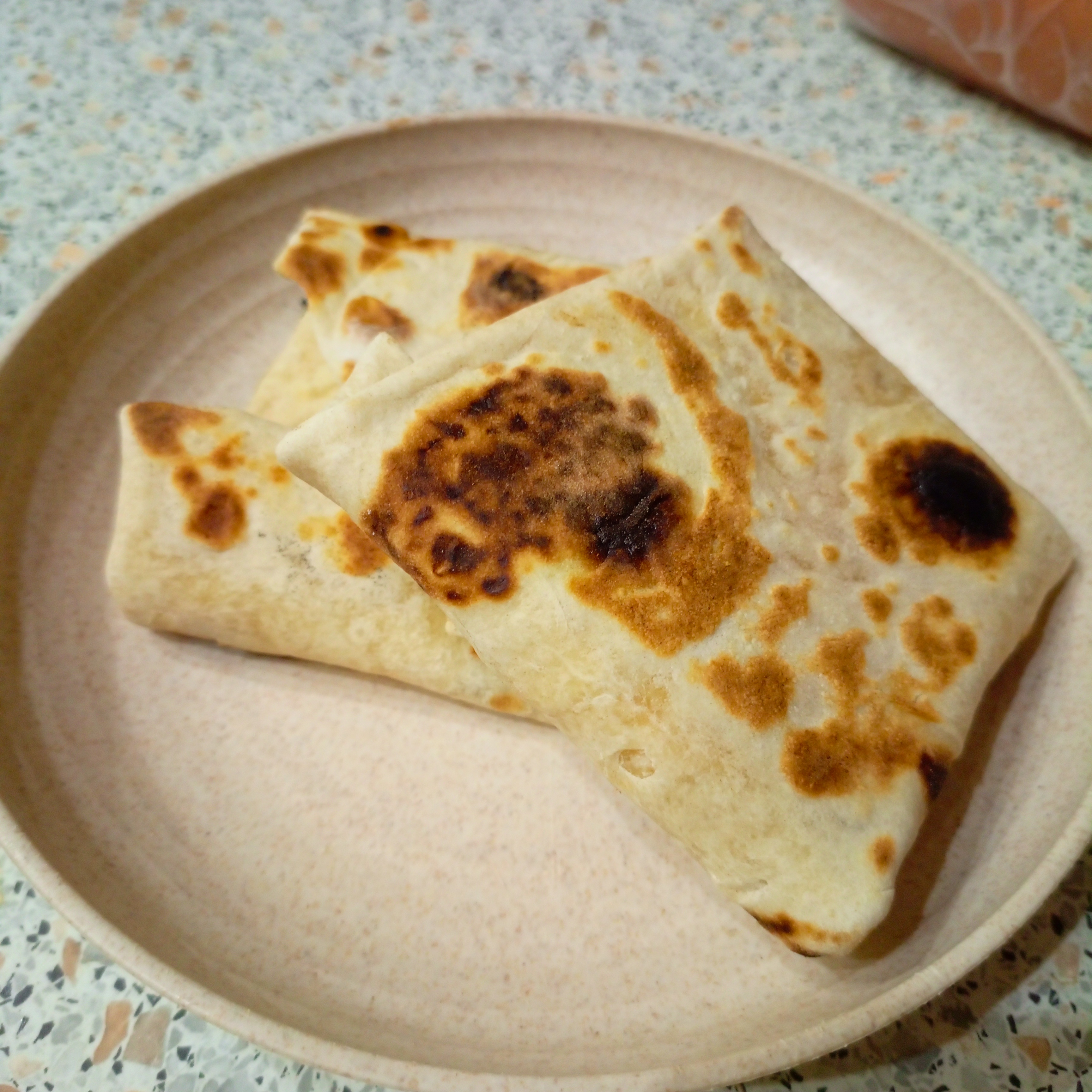 Лаваш с сыром и колбасой на сковороде