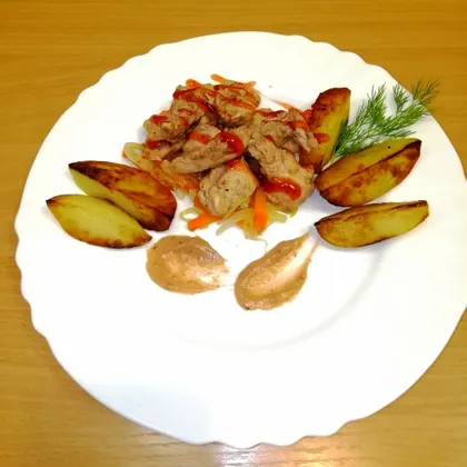 Куриное филе под брусничным соусом с обожжённым картофелем