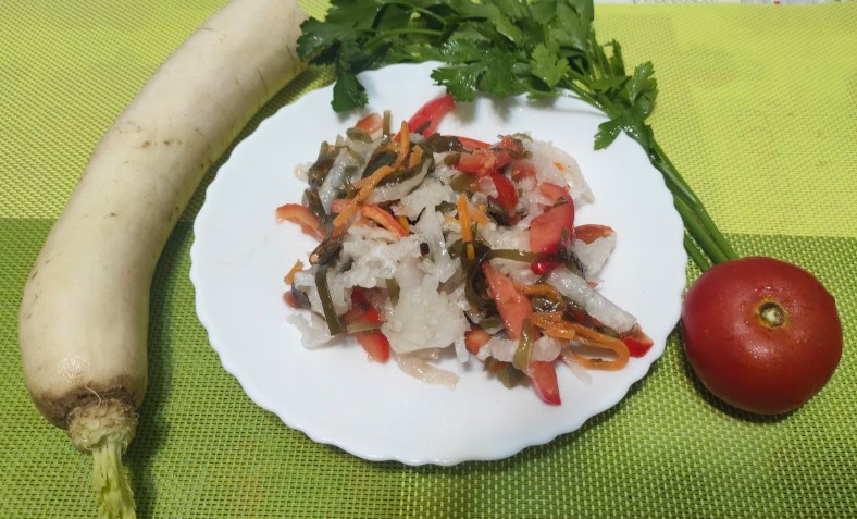 Простой и быстрый салат из дайкона - японской белой редьки