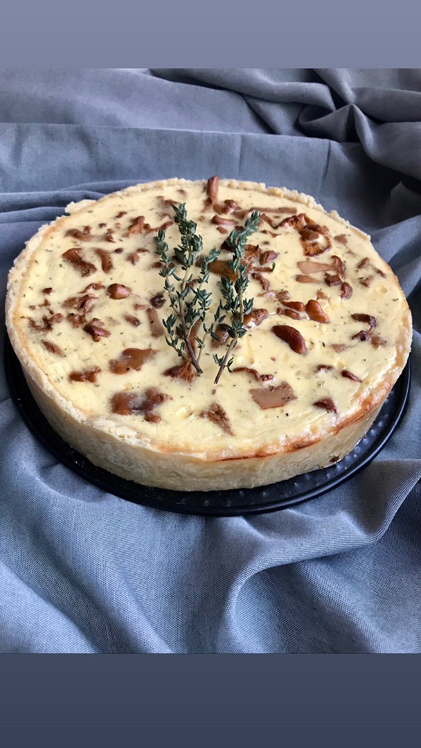 Киш с лисичками и пармезаном