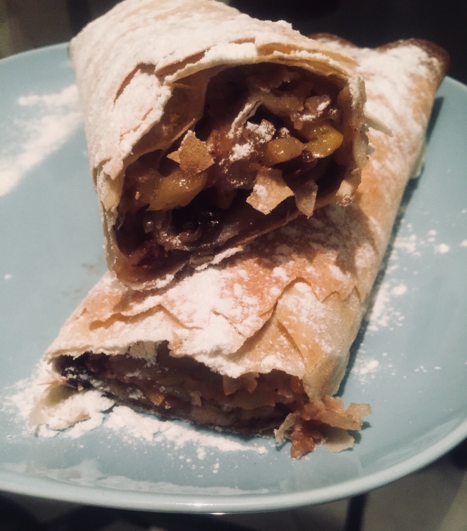 Штрудель с яблоками и корицей