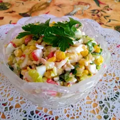 Салат с крабовыми палочками и  кукурузой