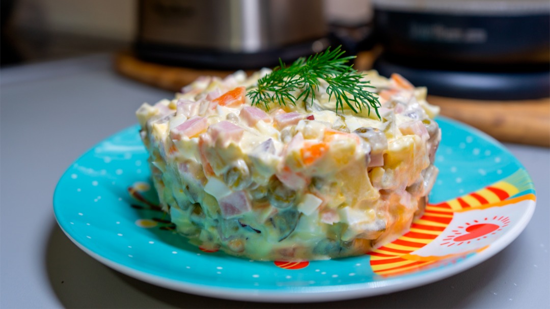 Салат Оливье, вкусный и простой домашний рецепт (Новогодний салат)
