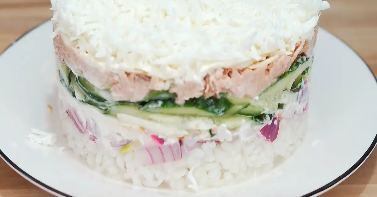 Простой салат с рисом и тунцом