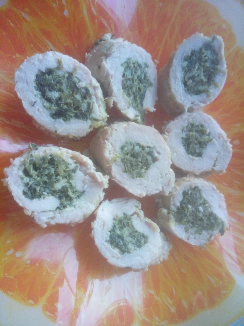 Рулет из птицы с зеленью и кунжутом