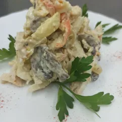 Салат домашний с курицей и грибами