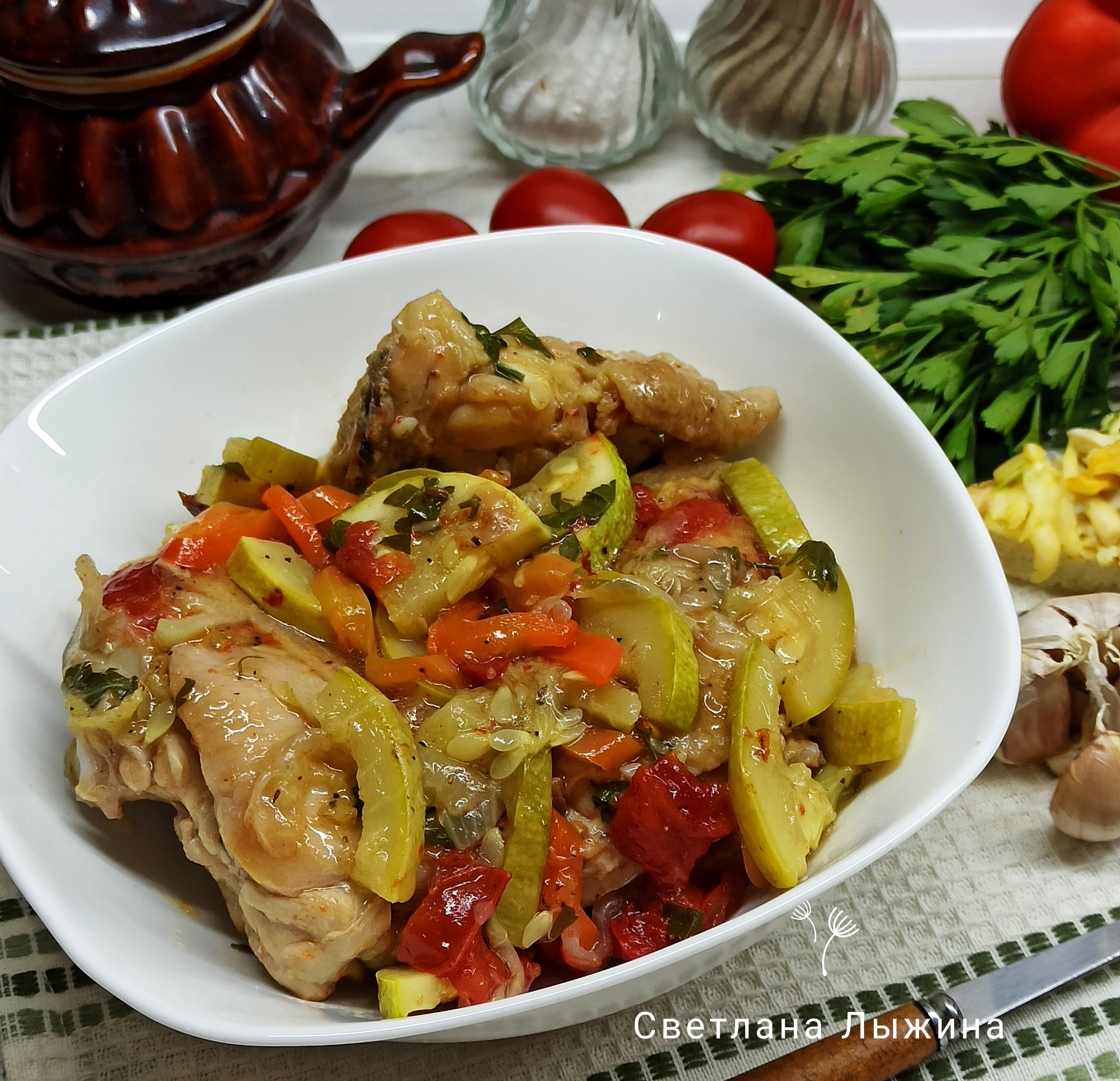 Курица с кабачками на сковороде
