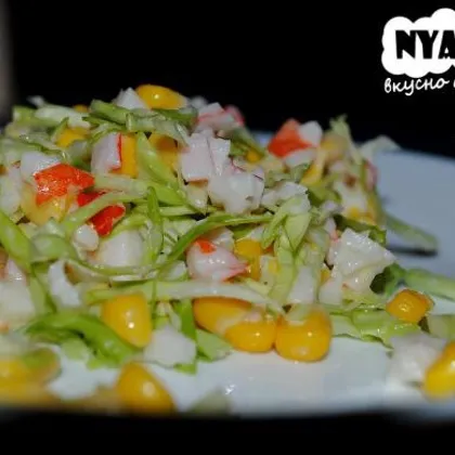 Легкий салат из молодой капусты, крабового мяса и кукурузы всего за 10 минут #непп
