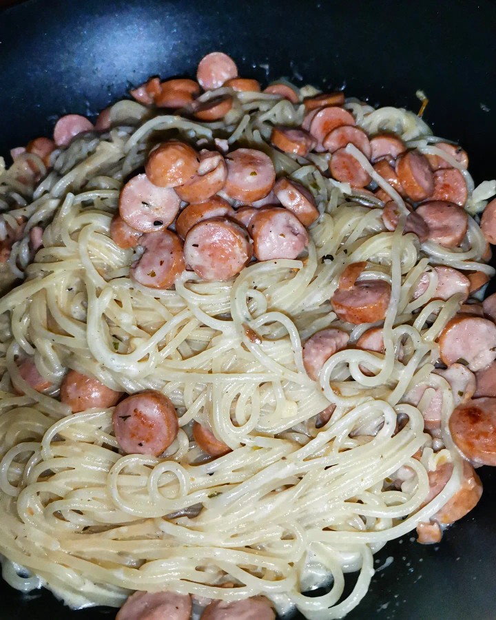 Спагетти в чесночно-сырном соусе с сосисками