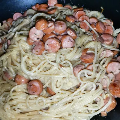 Спагетти в чесночно-сырном соусе с сосисками