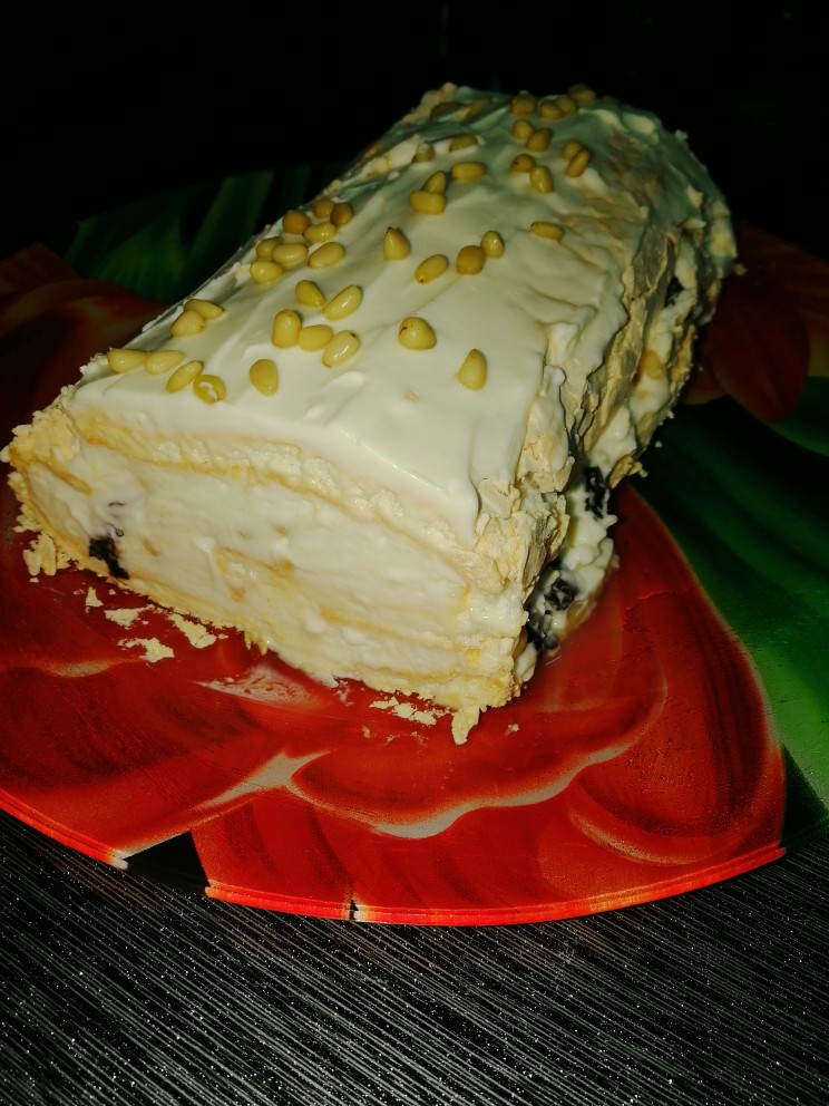 Рулет из меренги с кремом