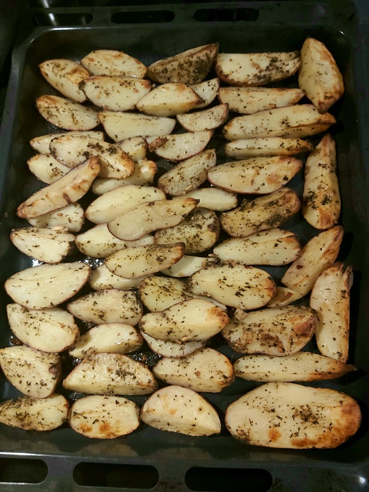 Дольки картофеля со специями в духовке