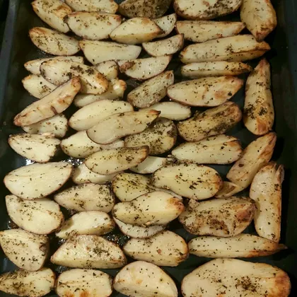 Дольки картофеля со специями в духовке