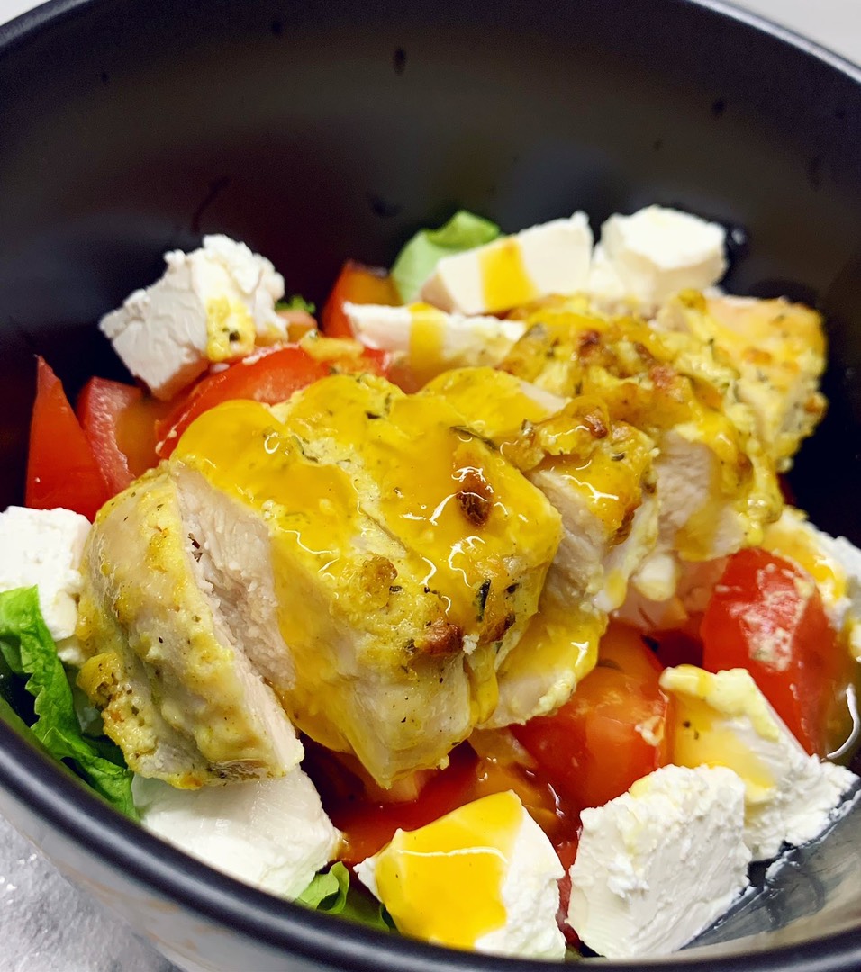 Греческий салат с курицей, сыром фета и луком
