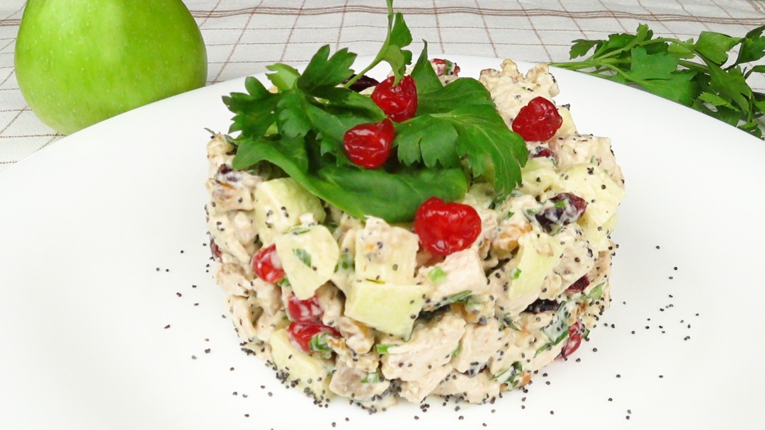 Салат с курицей, грецкими орехами и ягодами | Chicken salad with walnuts and berries