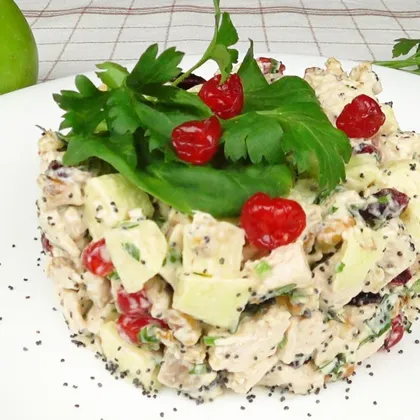 Салат с курицей, грецкими орехами и ягодами | Chicken salad with walnuts and berries