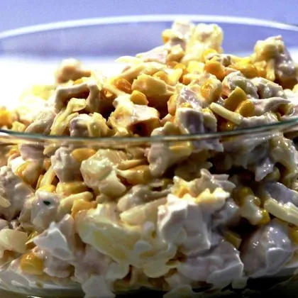 С ананасами, курицей и сухариками