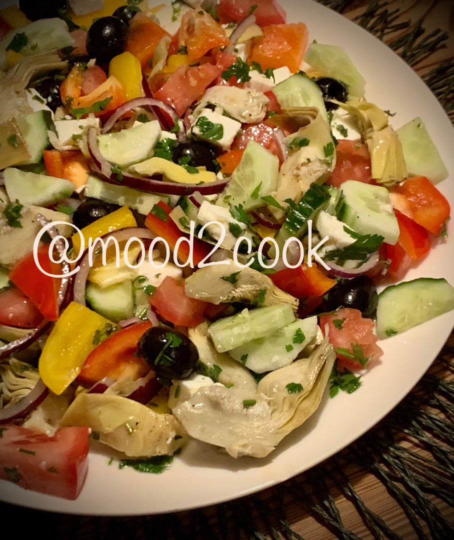Овощной салат с фетой, артишоками и маслинами