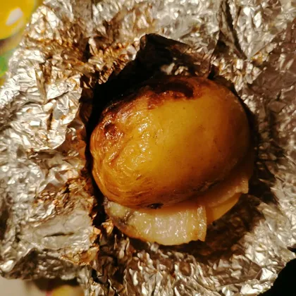 Картошка на углях с салом