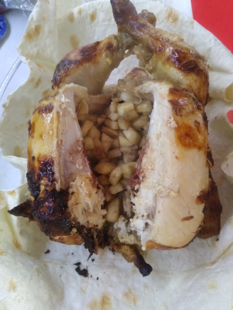 Курица-гриль в сметанно-чесночном соусе с яблоками