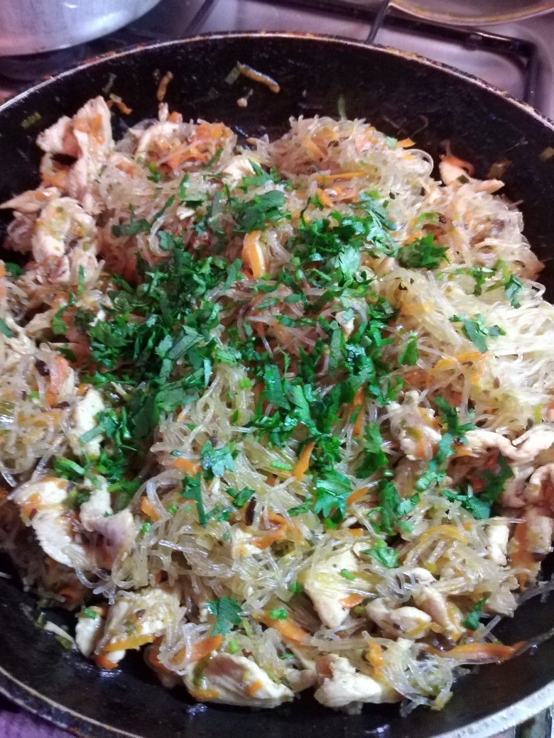 Фунчоза с курицей в китайском соусе