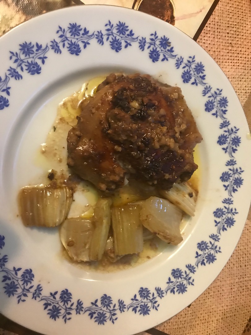 Бедра курочки с грецким орехом и сельдереем