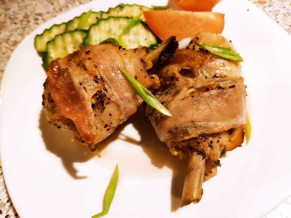 Куриные голени в беконе