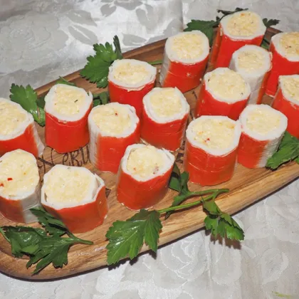 Роллы из крабовых палочек с сырной начинкой