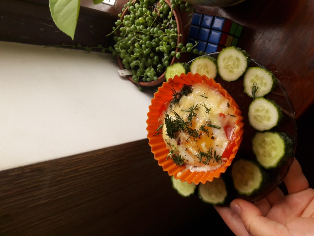 Запеченное яйцо с помидором