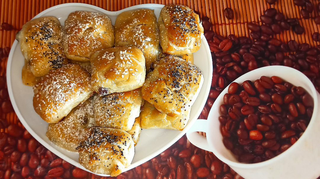 Слойки с творогом и изюмом