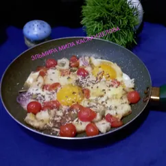 Яичница с томатами черри и гренками