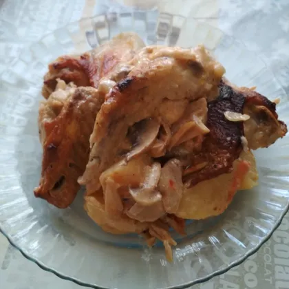 Куриные крылышки в духовке с картофелем,грибами и томатами