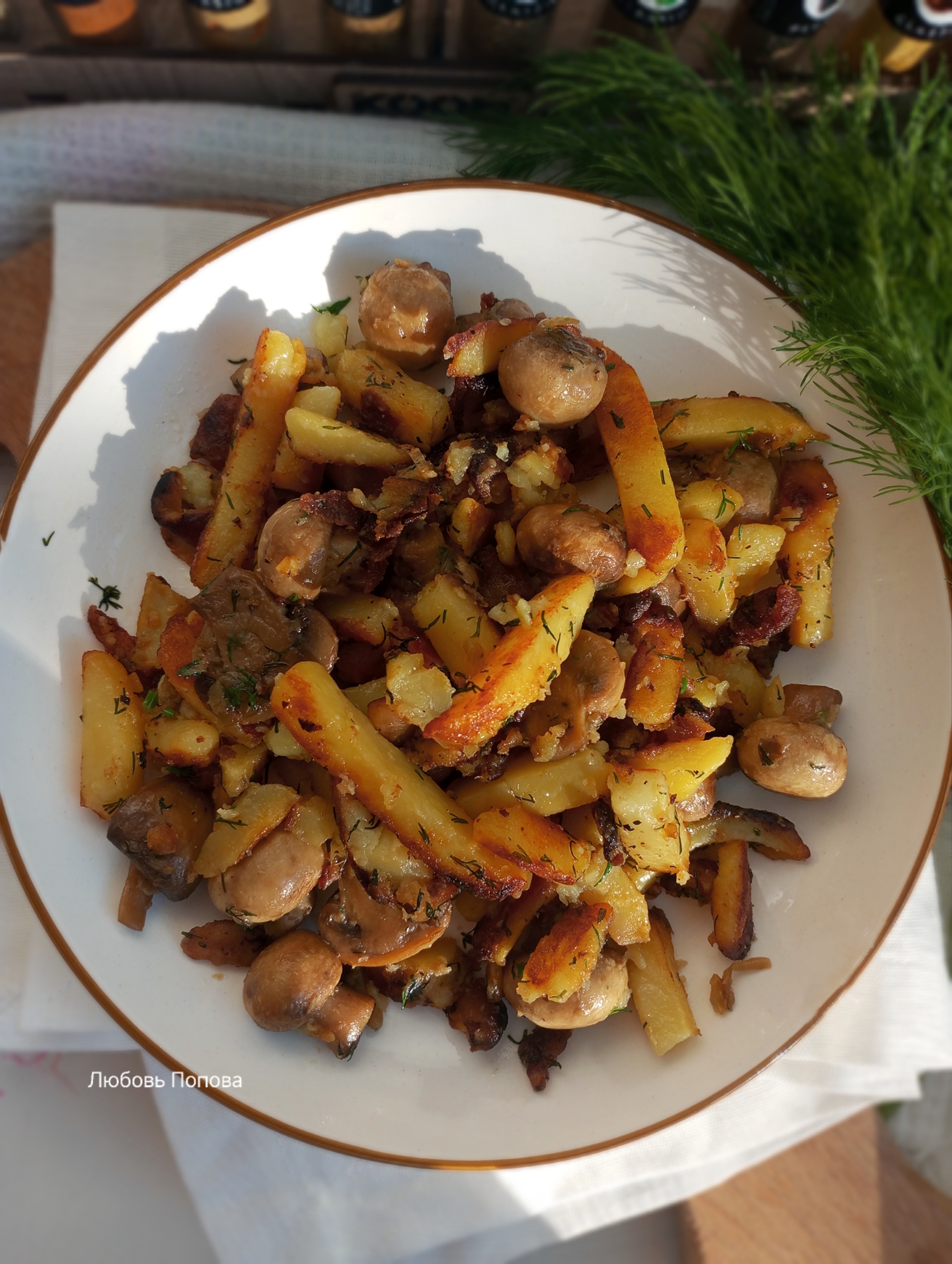 Жареный картофель с шампиньонами и луком 
