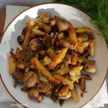 Жареный картофель с шампиньонами и луком 