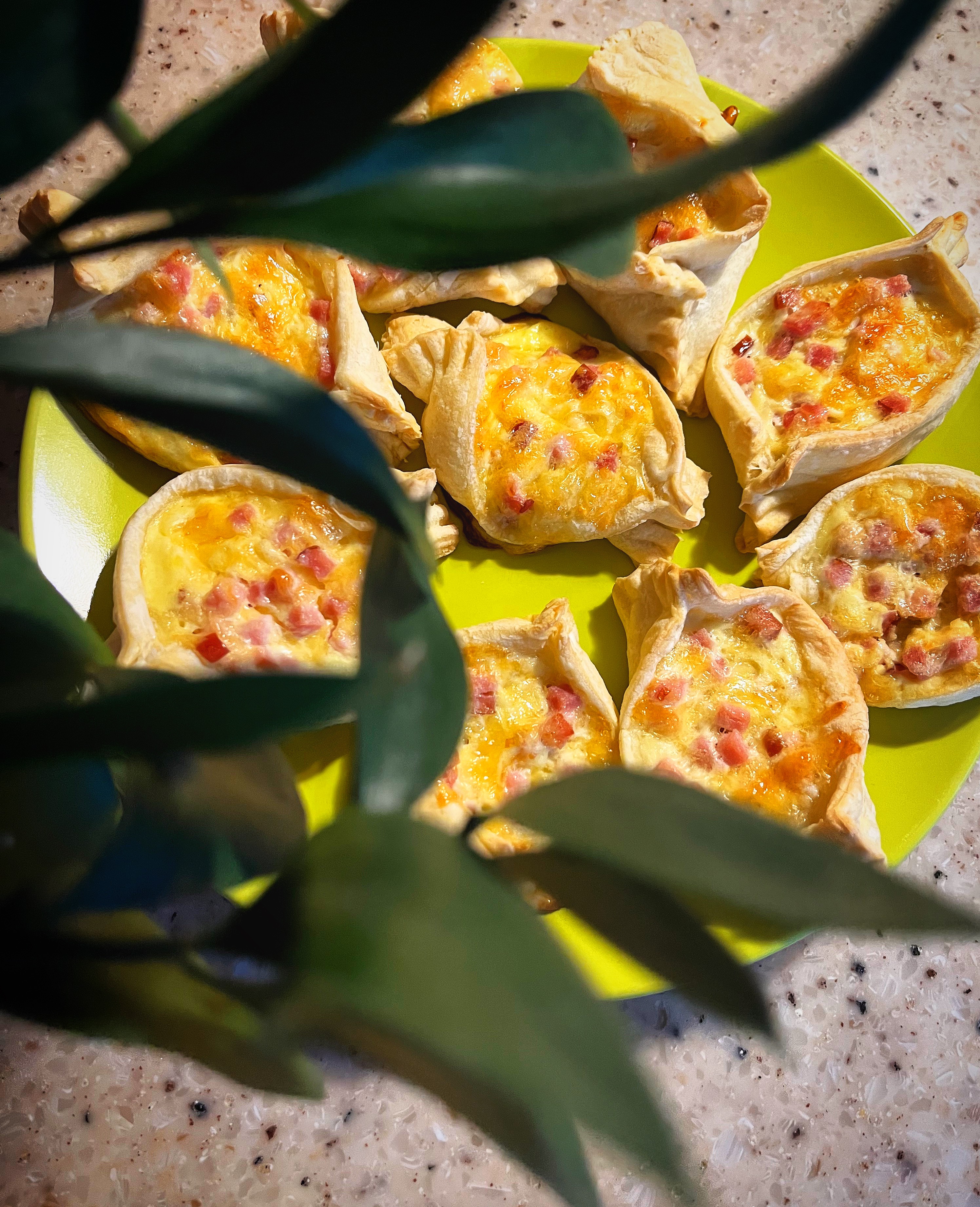 Слоёные лодочки с сыром и карбонадом